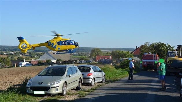 Mu na Mladoboleslavsku spadl do dva metry hlubokho vkopu (2.9.2016).