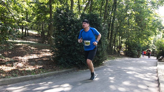 Petr Hartl si dává do těla na běžeckém závodě v brněnské zoo