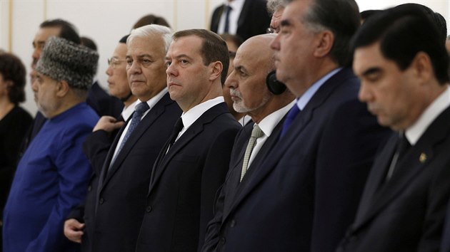 Sttnci na Karimov pohbu: tet zleva rusk premir Dmitrij Medvedv, vedle nj zprava  afghnsk prezident Araf Ghan, da v ad prezident Tdikistnu Imomali Rachmon a zcela vpravo prezident Turkmenistnu Gurbanguli Berdymuhamedov.