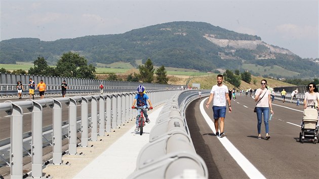 Lidé si mohli prohlédnout poslední nedokončený úsek dálnice D8 mezi Lovosicemi a Řehlovicemi. (3. září 2016)