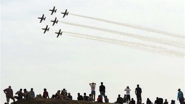 Na bvalm vojenskm letiti v Hradci Krlov zaala 3. z dvoudenn mezinrodn pehldka leteck techniky CIAF 2016. Na snmku je lotysk skupina ...