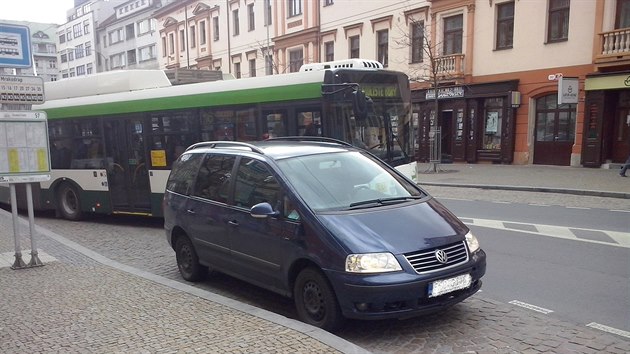 ofi MHD v Plzni denn zavaj situace, kdy zastvky blokuj bezohledn idii.