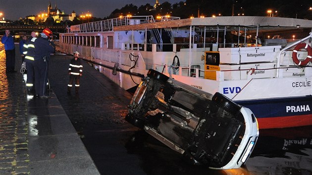 Krtce ped osmou hodinou v pondl veer se projdjc auto pevrtilo z nplavky na bok sten do Vltavy. idii se nic nestalo (6.9.2016)