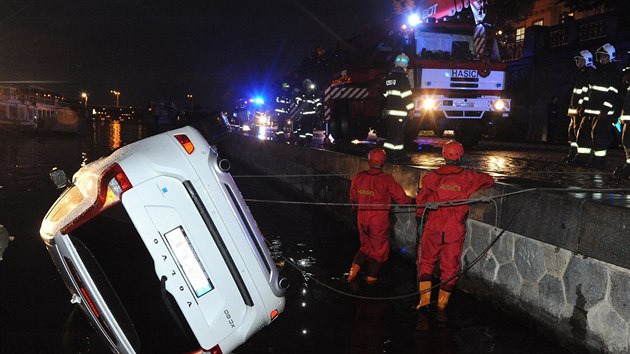 Krtce ped osmou hodinou v pondl veer se projdjc auto pevrtilo z nplavky na bok sten do Vltavy. idii se nic nestalo (6.9.2016)