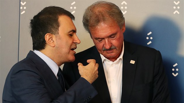 Tureck ministr po evropsk zleitosti mer elik (vlevo) s lucemburskm ministrem zahrani Jeanem Asselbornem na schzce ministr zahrani zem evropsk osmadvactky v Bratislav (3. z 2016).