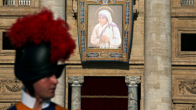 Papež František prohlásí misionářku Matku Terezu za svatou během ceremonie na svatopetrském náměstí ve Vatikánu. Na mši dohlíží Švýcarská garda (4. září 2016).