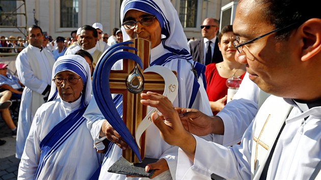 Na ceremonii, při které prohlásí papež František Matku Terezu za svatou, přijely i členky řádu Misionářky lásky, který Matka Tereza založila. Přivezly i její ostatky (4. září 2016).