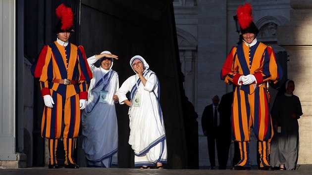 Na ceremonii, při které prohlásí papež František Matku Terezu za svatou, přijely i členky řádu Misionářky lásky, který Matka Tereza založila. Přivezly i její ostatky (4. září 2016).
