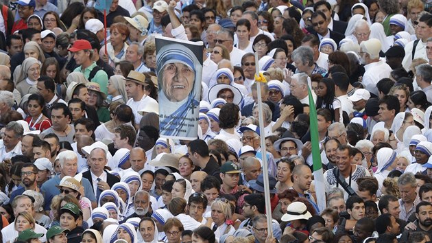 Na ceremonii, při které papež František prohlásí Matku Terezu za svatou, dorazily desítky tisíc lidí (4. září 2016).