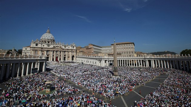 Papež František svatořečil Matku Terezu, na Svatopetrském náměstí ve Vatikáně se sešly desetitisíce lidí (4. září 2016).