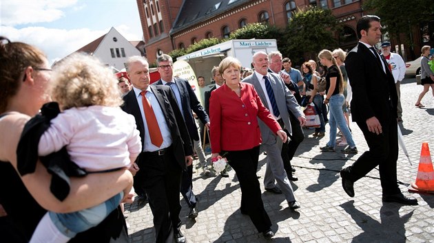 Do kampan ped zemskmi volbami v Meklenbursku-Pednm Pomoansku se zapojila i kanclka Angela Merkelov (4. z 2016).