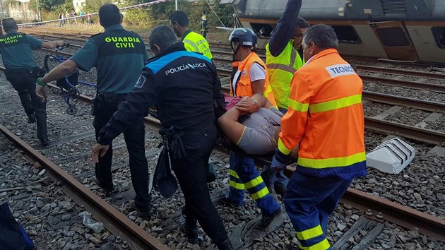 U stanice O Porriño na severozpad panlska vykolejil v ptek rno osobn vlak. Pi nehod zemeli nejmn tyi lid (9. z 2016).