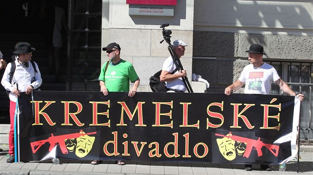 Bhem oteven Zastupitelskho centra Donck lidov republiky ped hotelem protestovala i skupinka demonstrant