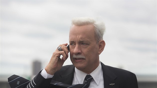 Tom Hanks jako pilot přezdívaný Sully