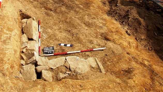 Pohled na odkrytou st suternu domu z druh poloviny 15. stolet sten zahloubenho do podlonho jlu, kter objevili archeologov pi przkumu budoucho parkovit v Lipnku nad Bevou. V pozad vlcov bata mstskho opevnn.