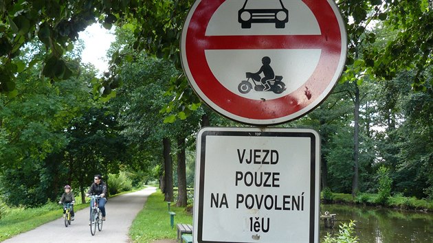 labsk stezka v Hostinnm cyklisty pekvap prudkm eskem a auty zahrdk.