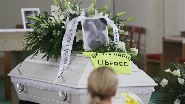 Pohřeb čtrnáctiletého chlapce, který minulý víkend tragicky zahynul v libereckém bazénu.