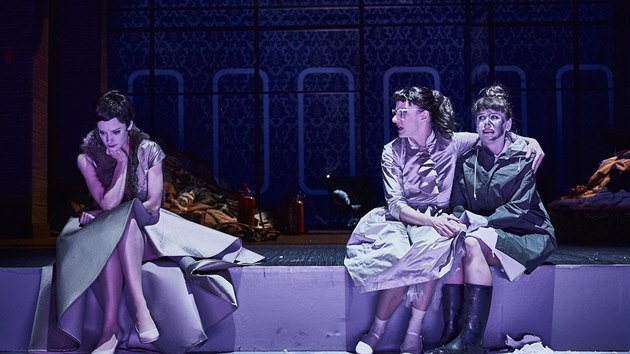 Záběr ze zkoušek Tří sester ve Stavovském divadle