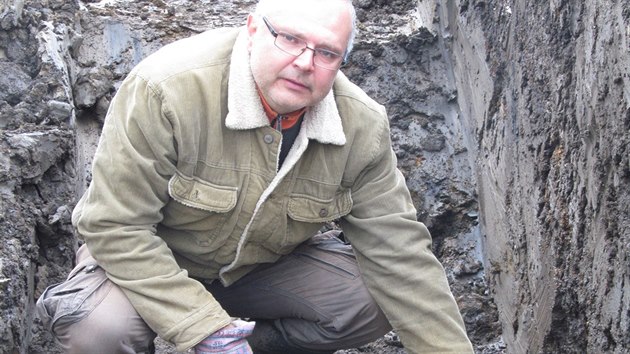 Archeolog Petr echvjm sdlosteleckm grantem re 128 milimetr.