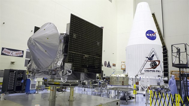 OSIRIS-REx pipraven k uloen do nkladovho prostoru rakety