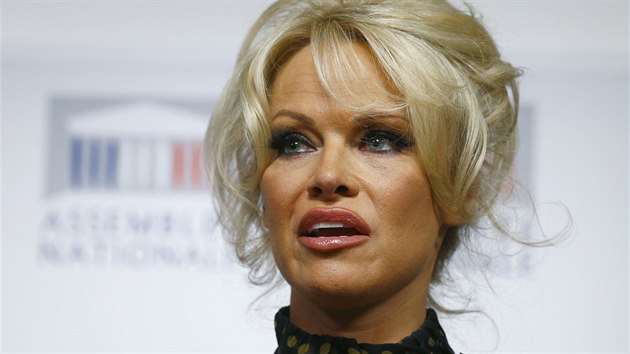 Pamela Andersonová (Paříž, 19. ledna 2016)