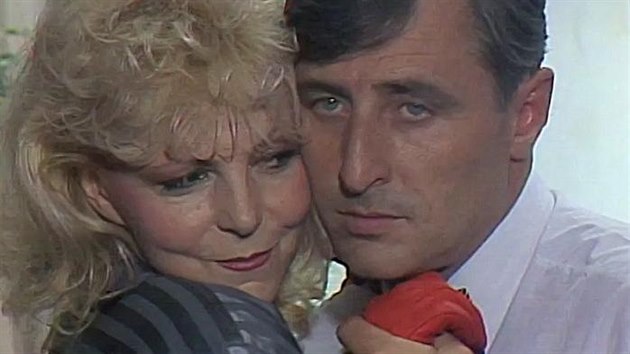 Hana Zagorov� a Karel He�m�nek ve filmu L�ska na inzer�t (1988)