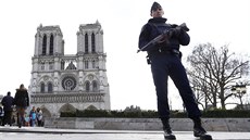 Francouzský policista ped chrámem Notre Dame (27. bezna 2016)