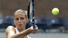 Česká tenistka Karolína Plíšková zasahuje míček ve 2. kole US Open.
