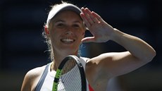 Dánská teniska Caroline Wozniacká salutuje po postupu do 4. kola US Open.