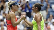 Nmecká tenistka Angelique Kerberová (vlevo) porazila ve tvrtfinále US Open...