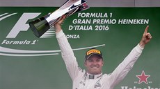 Pilot formule 1 Nico Rosberg s trofejí pro vítze VC Itálie.