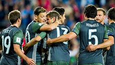 Fotbalisté Německa se radují z vedoucího gólu na hřišti Norska v kvalifikační...