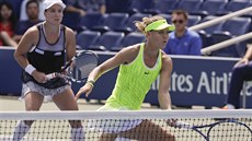 eská hráka Lucie afáová sleduje míek v semifinále tyhry na tenisovém US...