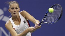 eská tenistka Karolína Plíková zahrává úder v semifinále US Open proti Seren...