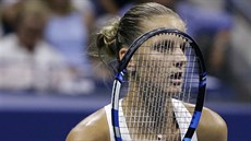 Karolína Plíšková sleduje míček během semifinále tenisového US Open proti...