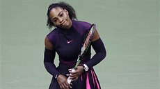 Serena Williamsová se pi semifinále US Open tváí váhav.