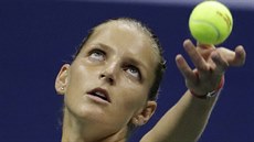 Karolína Plíšková podává v semifinále US Open proti Sereně Williamsové.