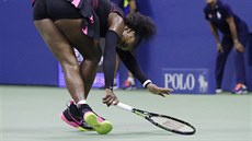 Serena Williamsová v ponkud atypické póze pi semifinále US Open.