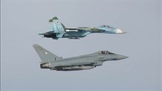 Nmecký Eurofighter Typhoon doprovází ruskou pepadovou stíhaku Su-27 nad...