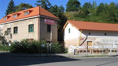 Opravené st�echy na domech zdevastované d�lnické osady a kulturní památky...