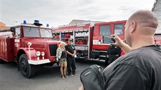 Zbiroské tatrování je tradiní pehlídkou pedevím hasiských vozidel znaky...