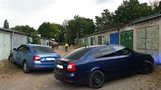 Uprchlé kon policisté zahnali mezi garáe (4. záí 2016).