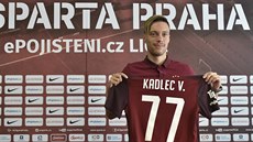 77 Václav Kadlec po návratu do Sparty pózuje s dresem. Pro íslo 77? Jeho...