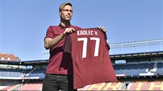 Václav Kadlec pózuje na stadionu se svým novým dresem po pestupu z dánského...