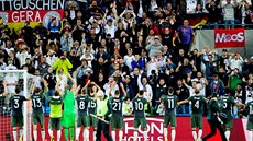 N�me�tí fotbalisté se radují s fanou�ky po vít�zném úvodu do kvalifikace o...