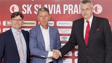 Nového trenéra Jaroslava �ilhavého (uprost�ed) ve Slavii vítá p�edseda...