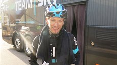 CHVILKOVÝ ÚSMĚV. Leopold König po sedmnácté etapě u autobusu týmu Sky. V jeho...