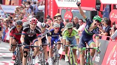 Magnus Cort Nielsen zvedá ruku na znamení vítězství v osmnácté etapě španělské...
