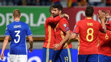 Španěl Diego Costa sbírá gratulace ke gólu v utkání proti Lichtenštejnsku v...