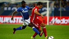 Mats Hummels z Bayernu Mnichov si kryje mí, stíhá ho Breel Embolo z Schalke.